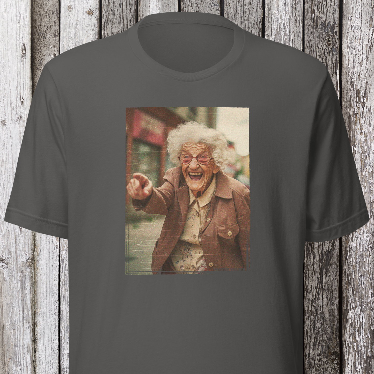 T-SHIRT: Grandma Giggles (Asphalt)